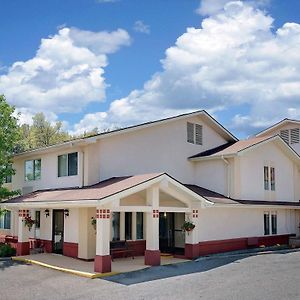 Super 8 By Wyndham Newburgh/West Point Stewart Intl Airport